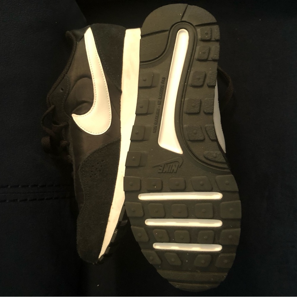 Nike Youth Size 6, like new wore a couple times, excellent condition - Picture 7 of 7